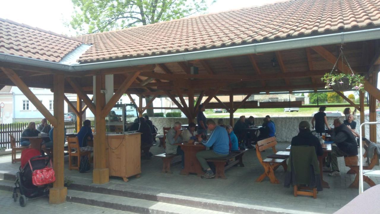 Restaurace A Penzion Ubrousku Prostri Se Hotel Nová Bystřice Exterior foto